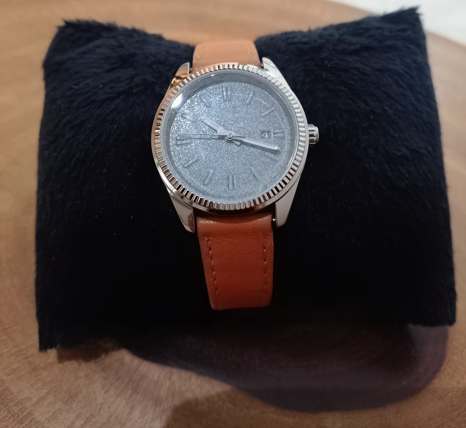 PP Atelier Chuva Vulcânica com caixa prateada, bezel canelado, mostrador de textura mineral e pulseira marrom-caramelo em couro genuíno.