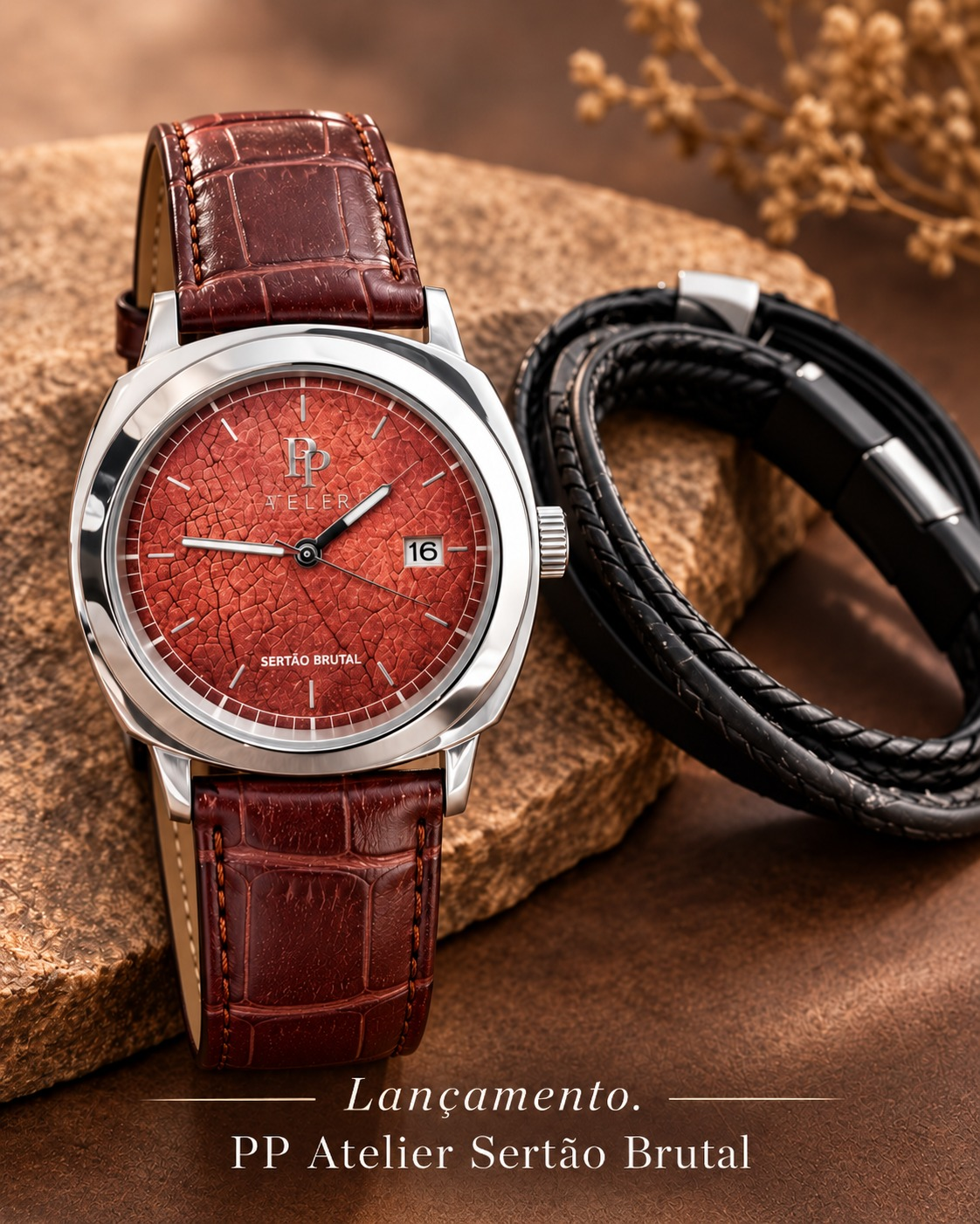 PP Atelier Sertão Brutal com caixa de aço, mostrador vermelho craquelado, janela de data e pulseira marrom de textura marcada.